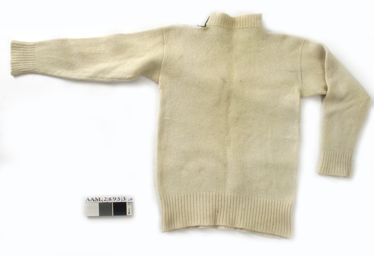 Undertøysett, maskinstrikket og fabrikkprodusert av ull. 
Deler:  a) Trøye   b) bukse   c-d ) strømper