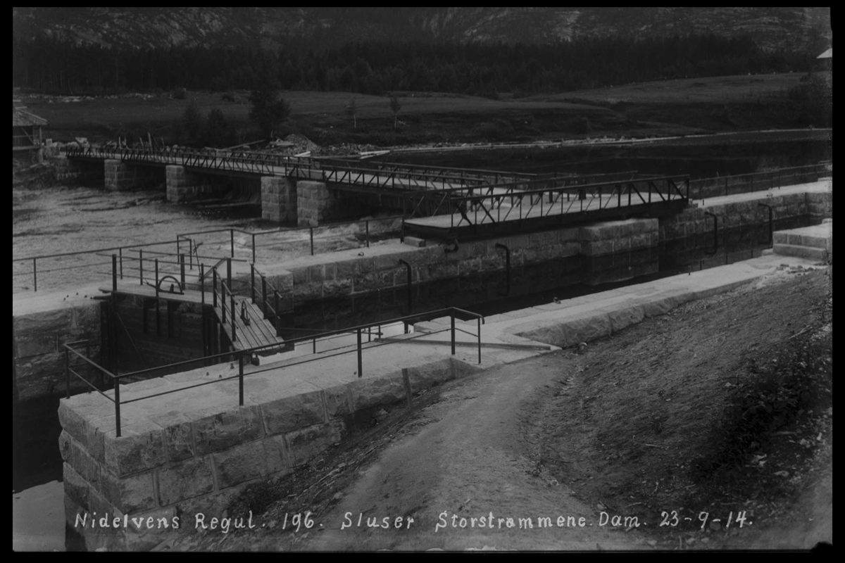 Arendal Fossekompani i begynnelsen av 1900-tallet
CD merket 0446, Bilde: 6
Sted: Storestraumen
Beskrivelse: Regulering. Dam og sluser
