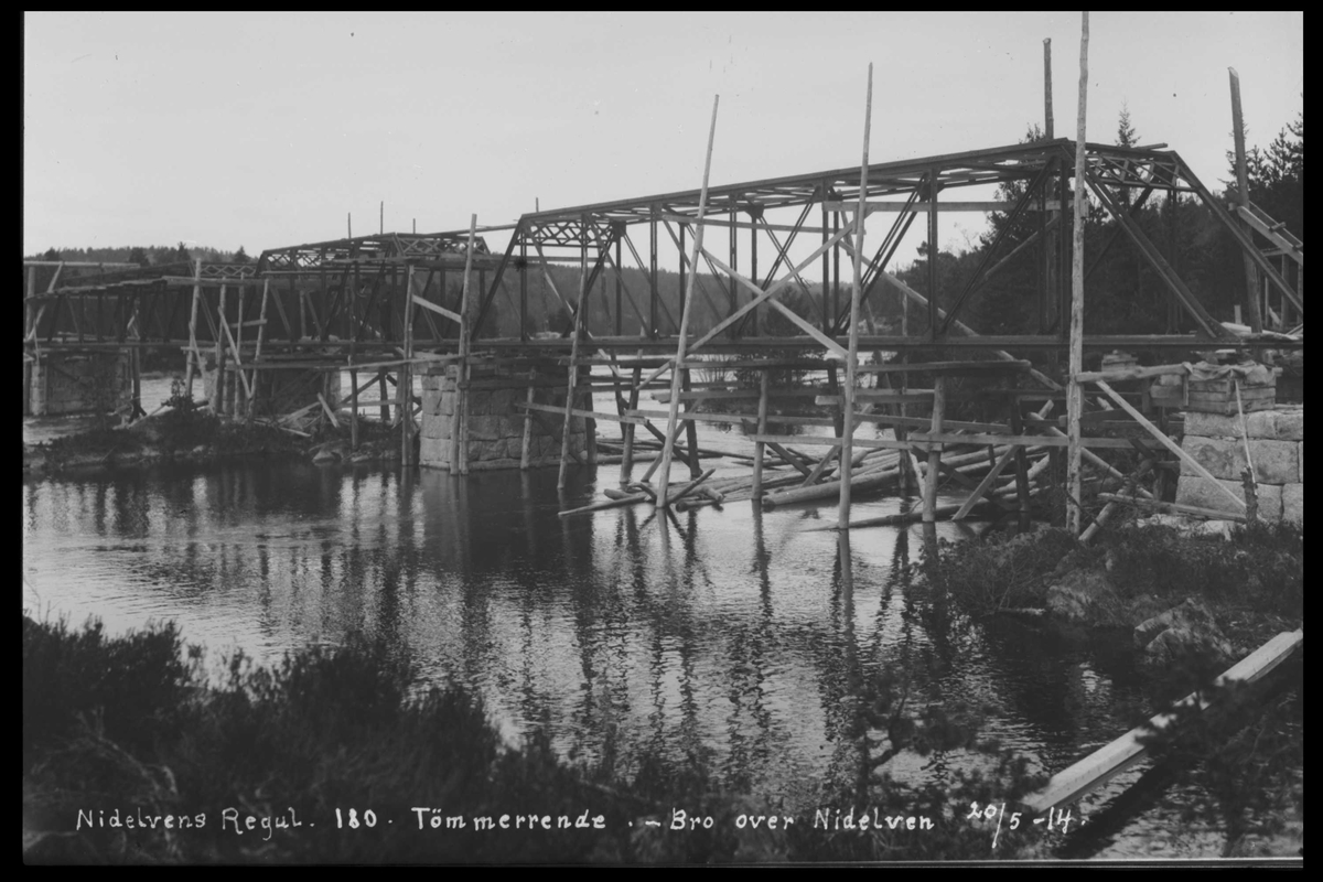 Arendal Fossekompani i begynnelsen av 1900-tallet
CD merket 0446, Bilde: 76
Sted: Nisserdam
Beskrivelse: Tømmerrenne. Bro over Nidelva