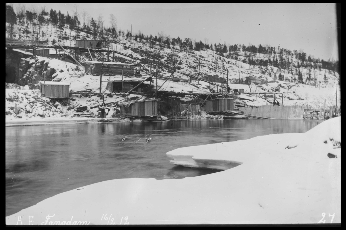 Arendal Fossekompani i begynnelsen av 1900-tallet
CD merket 0470, Bilde: 29
Sted: Haugsjå dam
Beskrivelse: Fangdam og anleggsbygninger