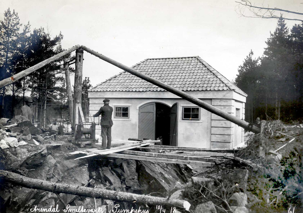 "10/04-1913" Eydehavn, Nitriden, Smelteverket. Pumpehus ved Stemtjern, vanntilførsel til bedriftene og boliger i Nesgaten. Heisanordning (stubbebryter). Ulleråsen til høyre utenfor bildekant.