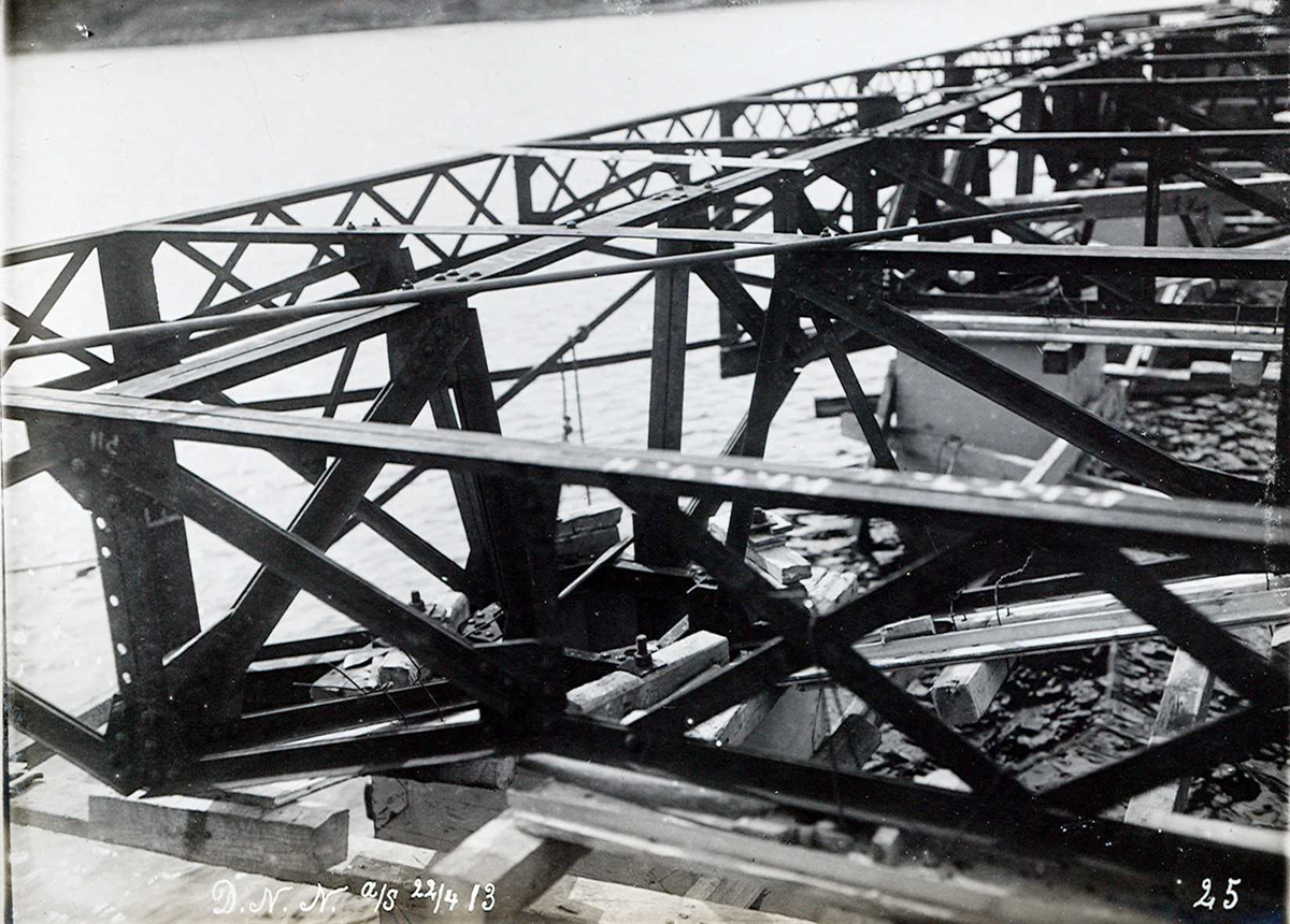 "22/04-1913" Nitriden. Jernkonstruksjoner på støpte fundamenter, kaianlegget. Tromøysund og Tromøy i bakgrunnen.