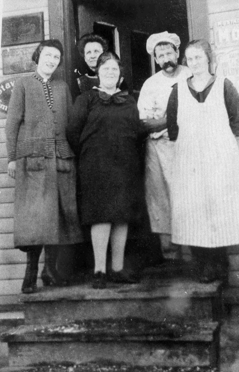 Bilder fra Birkenes kommune
Personer foran butikken ca 1930