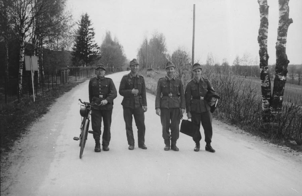 Film 12: Tyske soldater på Kirkeveien, Ski. Frigjøringsdagene.