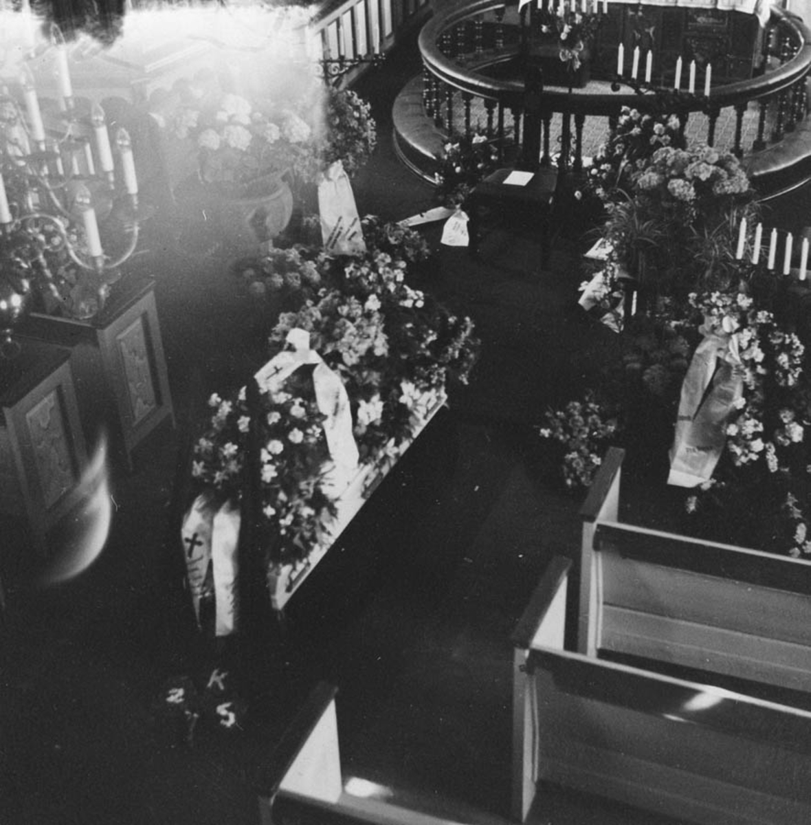 Josefine Schous begravelse. Kirken pyntet med blomster, kranser og marskalkstavene
