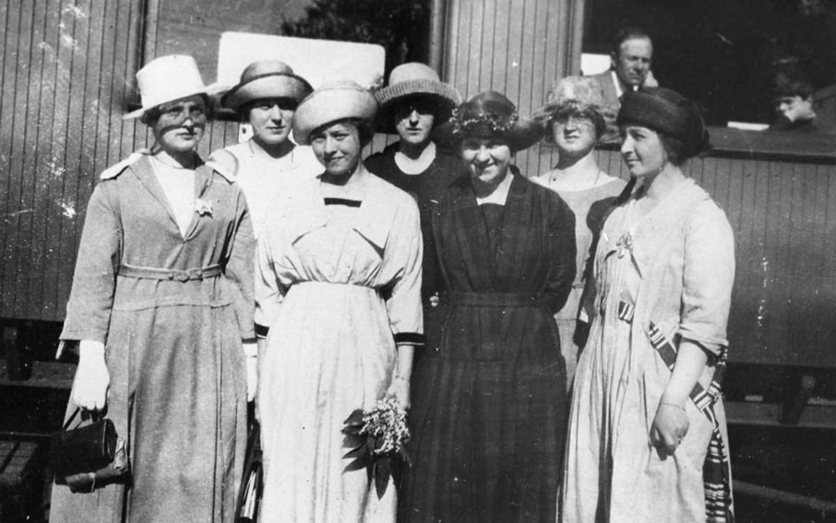 En gruppe kvinner på Kråkstad stasjon