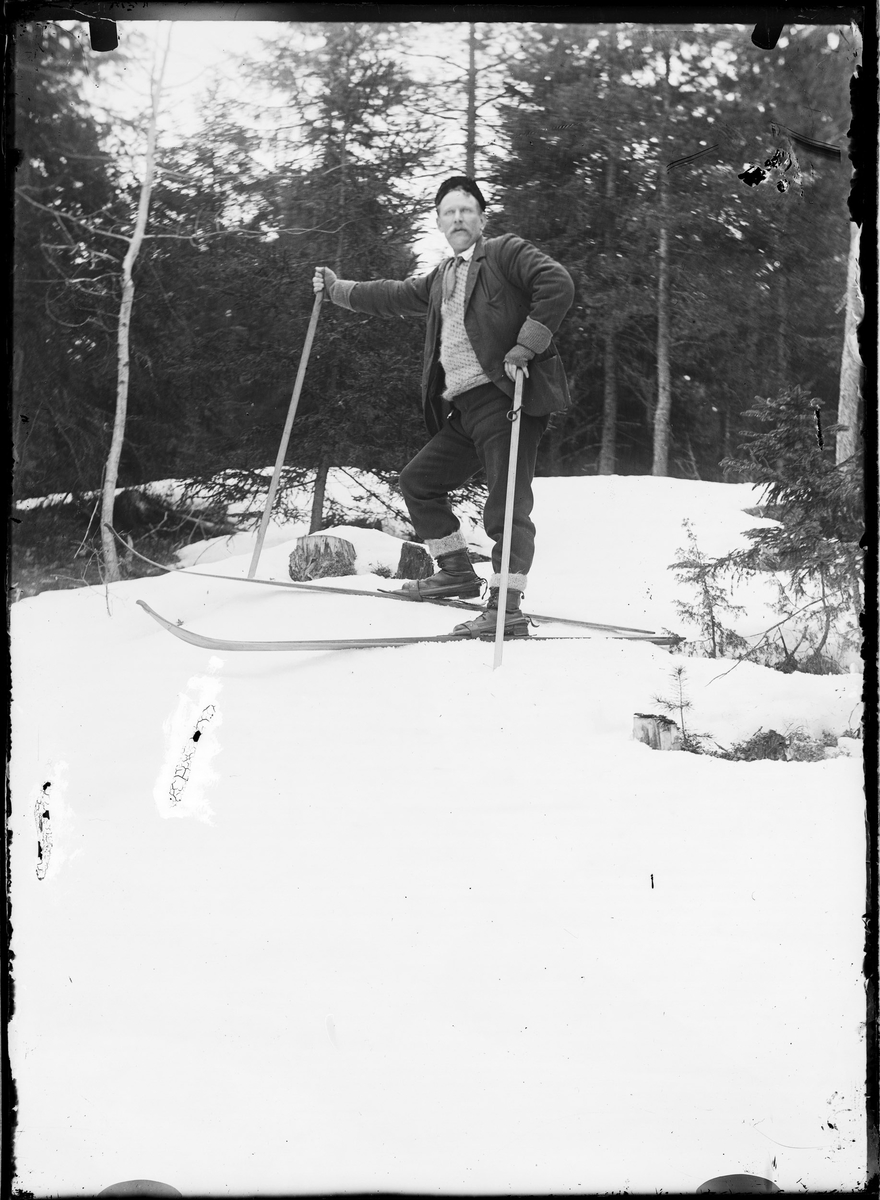 Fridtjof Grann-Meyer på ski ute i skogen.