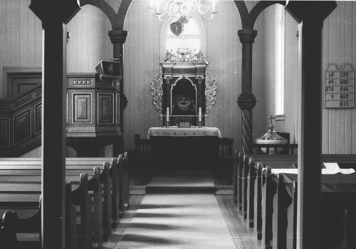 Interiør Oppegård Kirke, Prekestol, Altering, Altertavle.