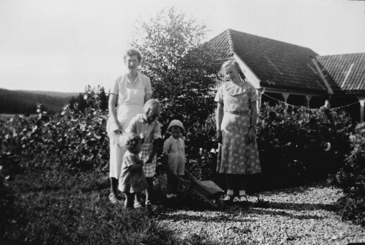 Gruppe i haven på Fredheim skole, uthuset i bakgrunnen. 1936