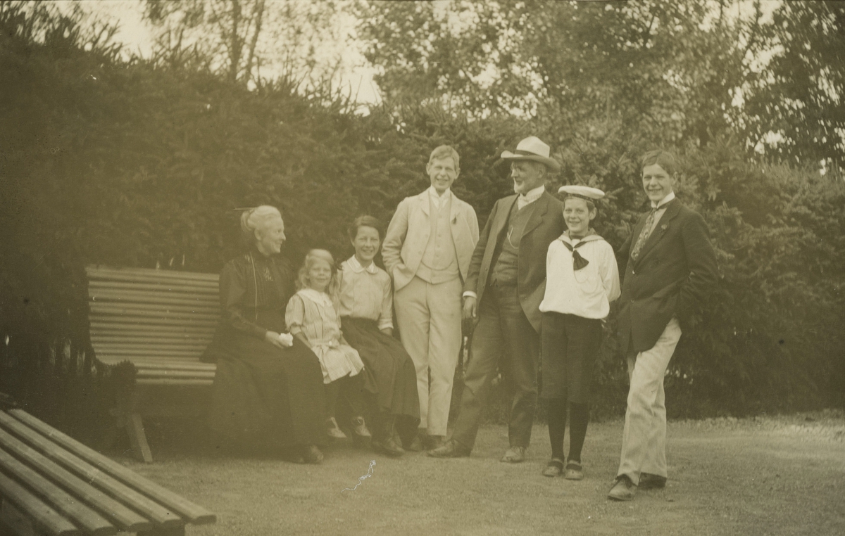 Gabriel og Gustave Kielland Hauge sammen med en gruppe barn og unge i hagen.