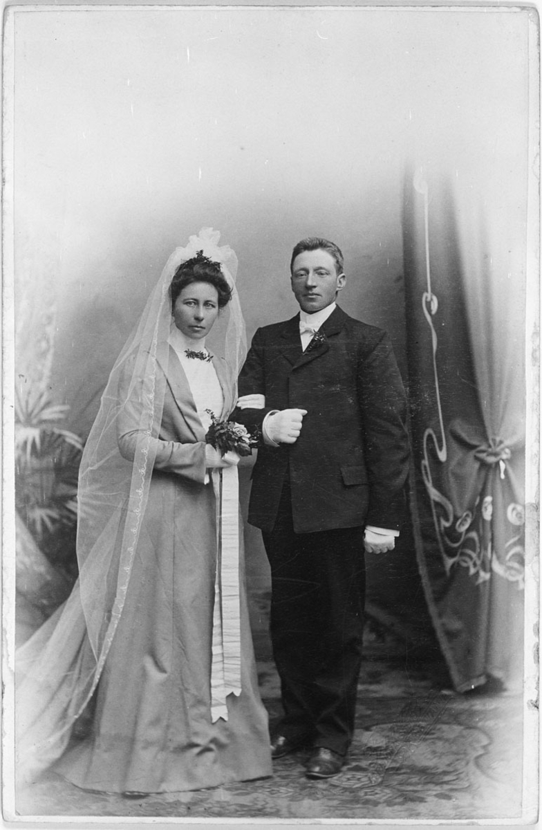 Brudepar fra Nordbygda. Ragnhild Moe f.Thori og Olaus Moe.