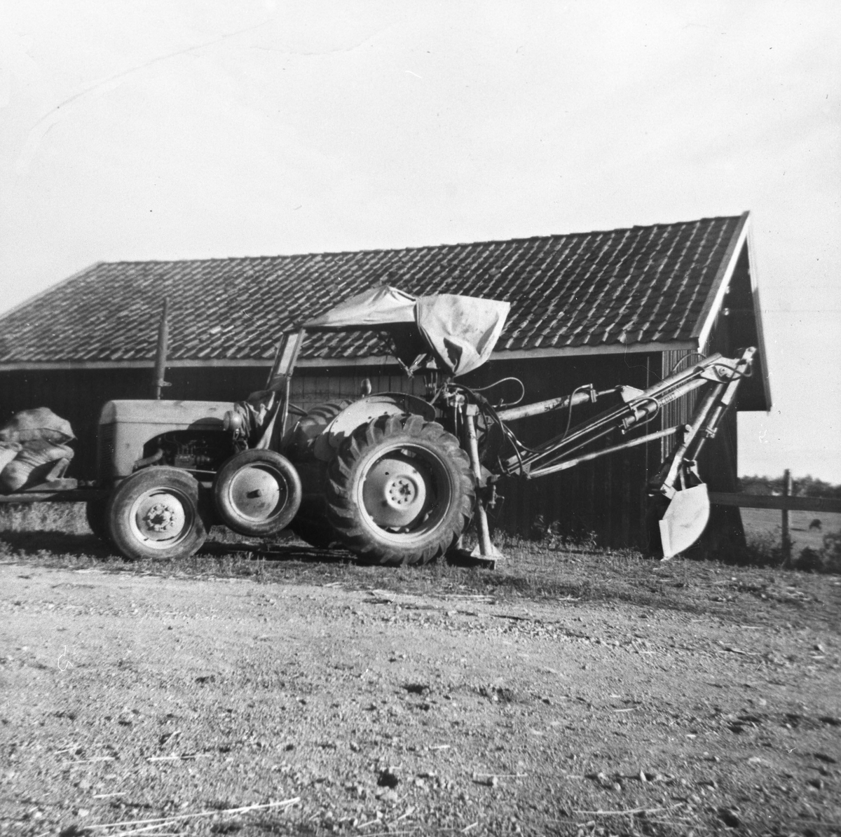 Traktorgraver på Klodsbodding, 1950- årene.Graveren var leid av et maskinlag.