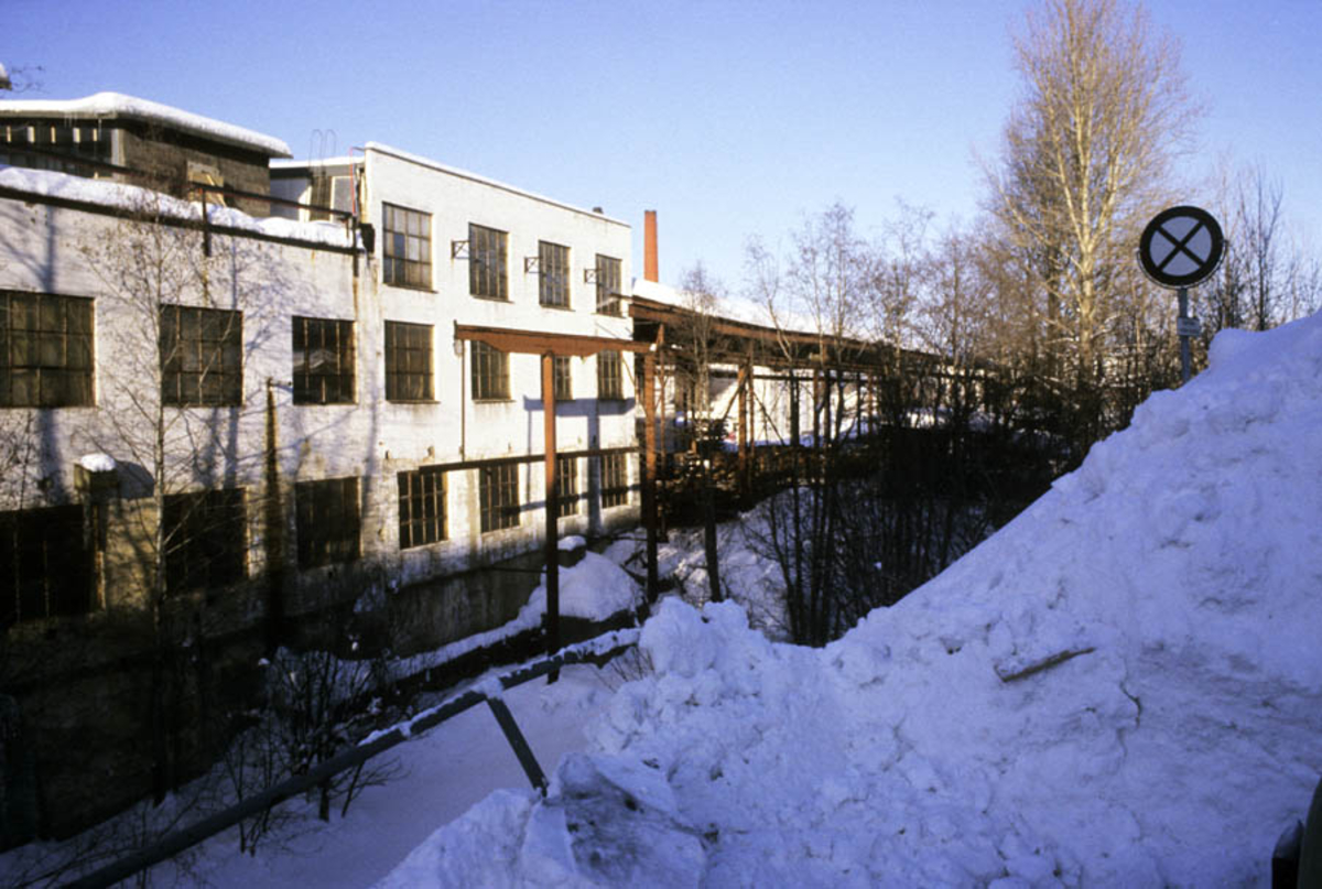 Strømmen Staal under ombygging til Strømmen Storsenter. Bygningen fra 1937 med skrapjernlager, vinter eksteriør