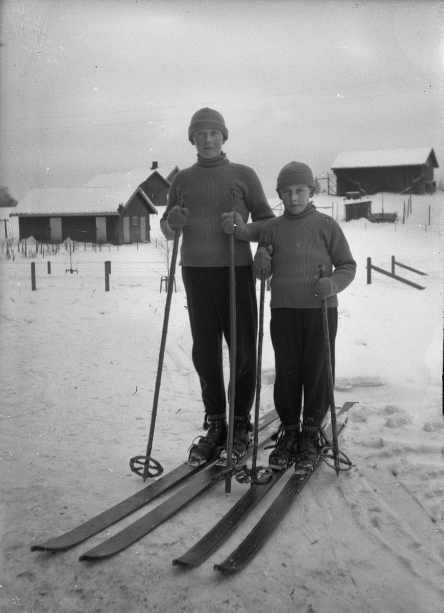 2 gutter på ski.