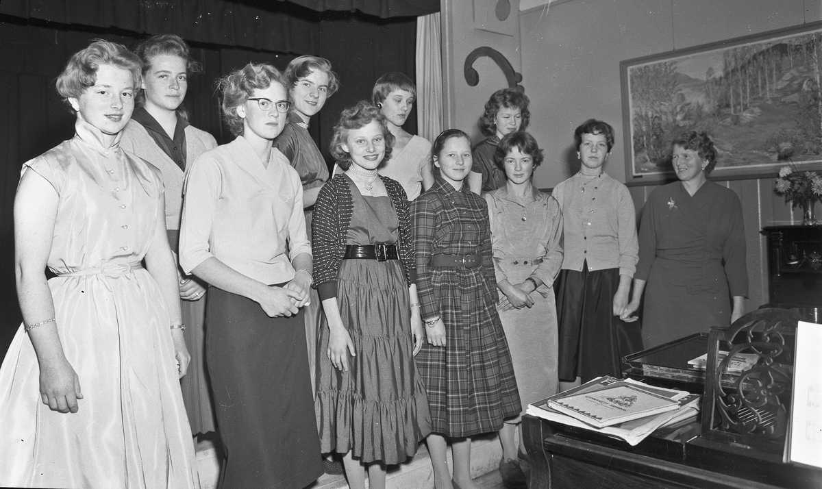 Jenter fra Eidsvoll kommunale realskole 1956/57.
