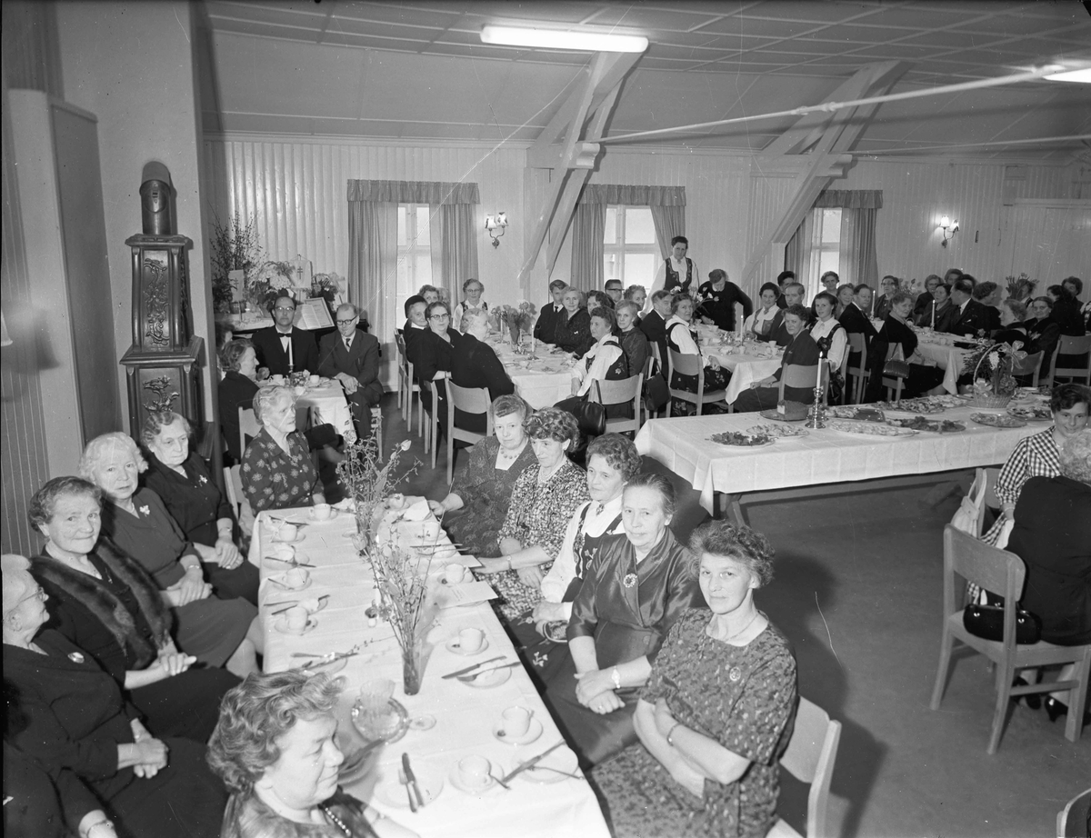 Søster Hjørdis Hansen, Minnesund. Fra et menighetsmøte. Hun sitter i uniform ved vindusbordet til venstre. Hun startet sitt menighetsarbeid i kretsen i mars 1925. 2. etasje i Langset kommunelokale.