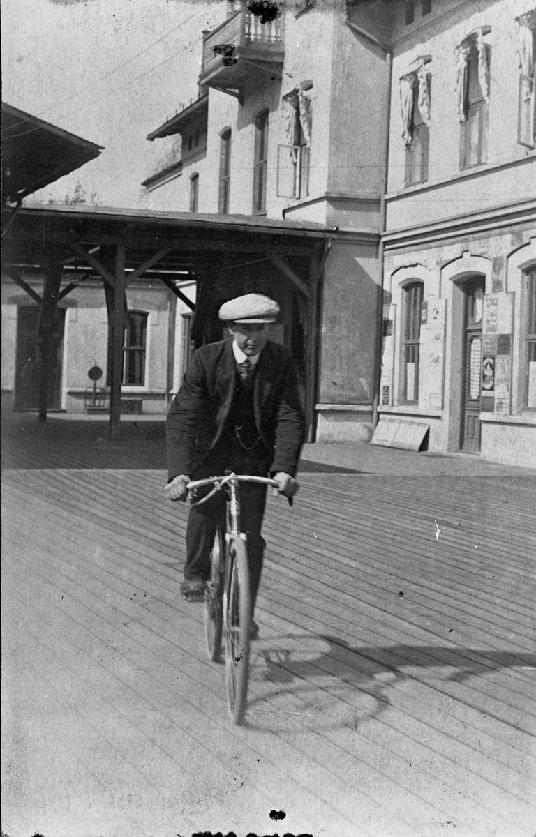 Syklist på Eidsvoll stasjon.