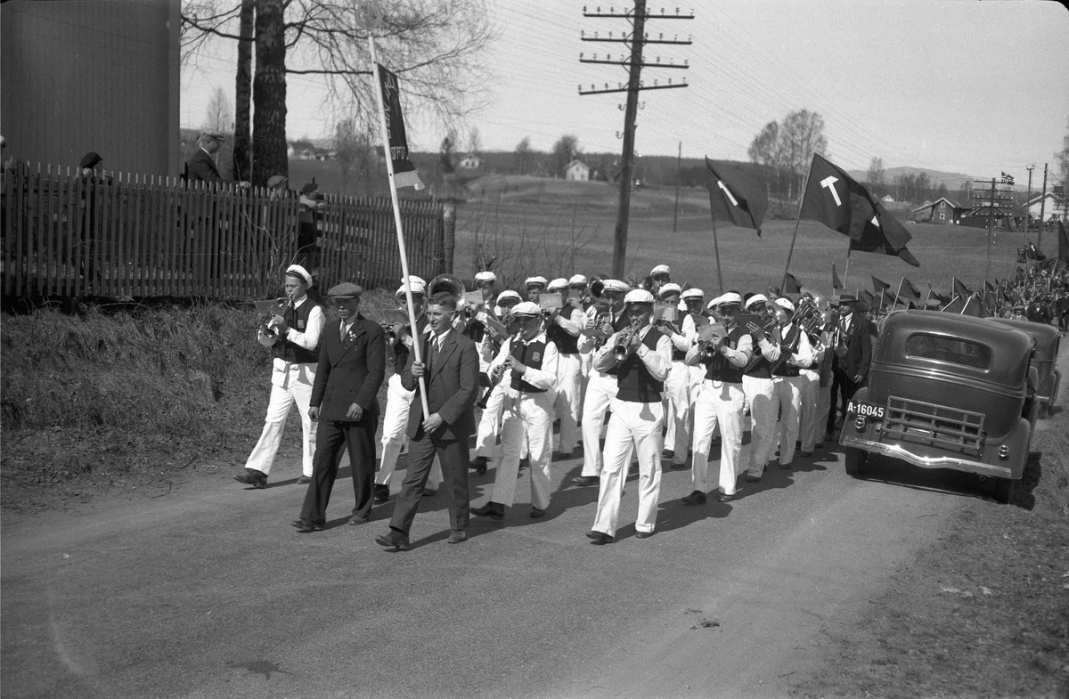 Bøn musikkorps foran 1. maitog. "Bøn" på fanen og hammer på flaggene. Albert Karlsen bærer fanen. Sannsynligvis i 1935. 