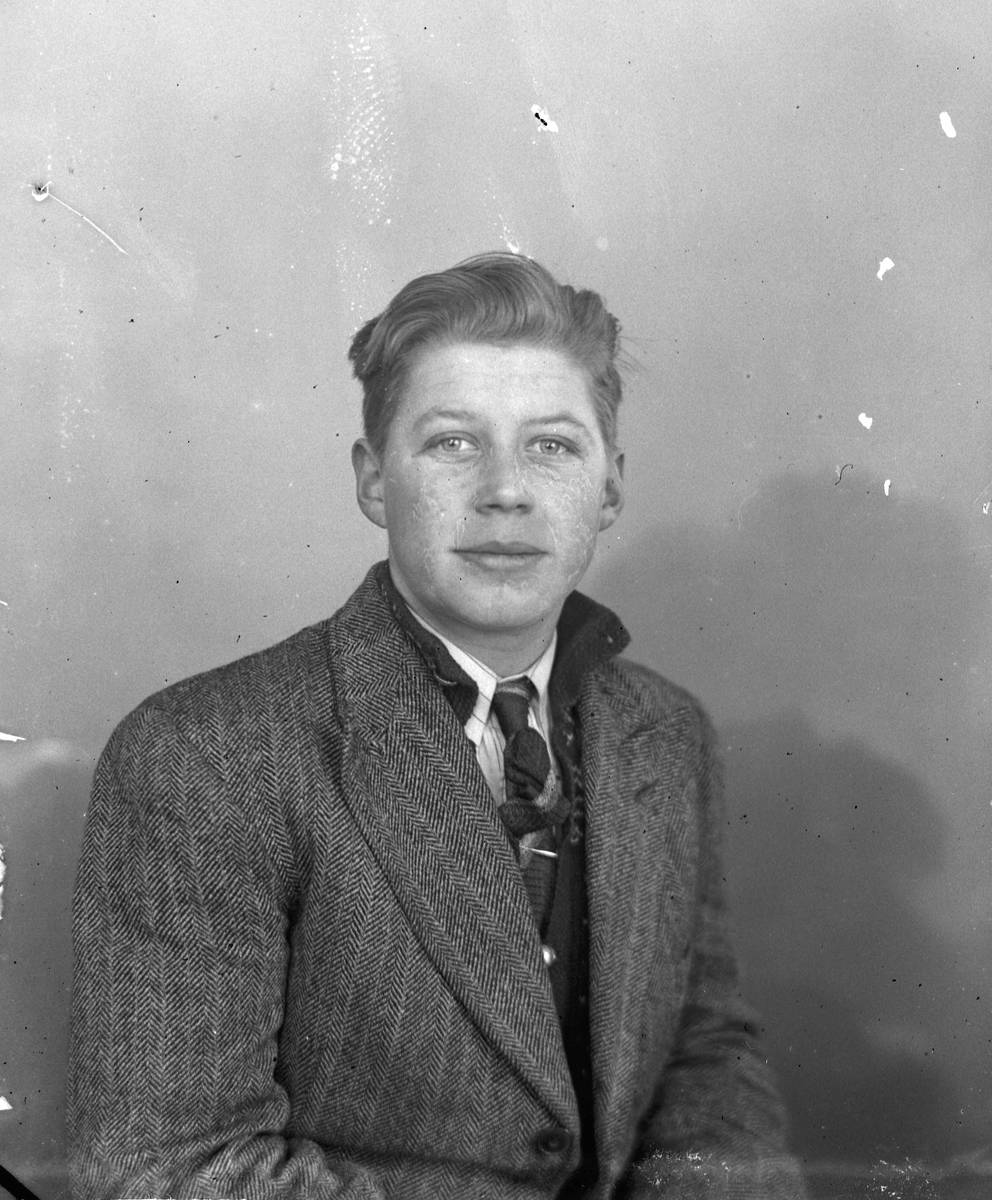 Gunnar Asakskogen fdt. 1925 el. 26 i Maura
15.02.2013:
Gunnar ble født i slutten av mai (26. tror jeg) i 1926 og døde i mars 2011.
Skrevet av: Runa Toftner