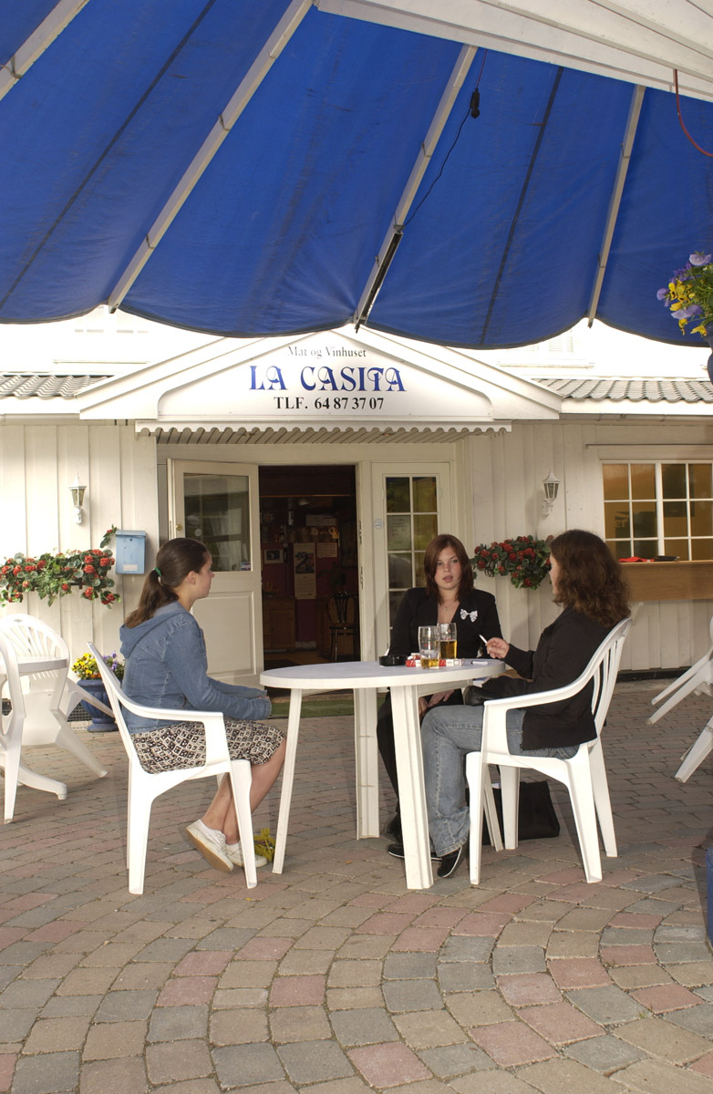 Etter innføring av røykeloven 2004. La Casita, Røykebord utenfor kafeen. Tre jenter som røyker