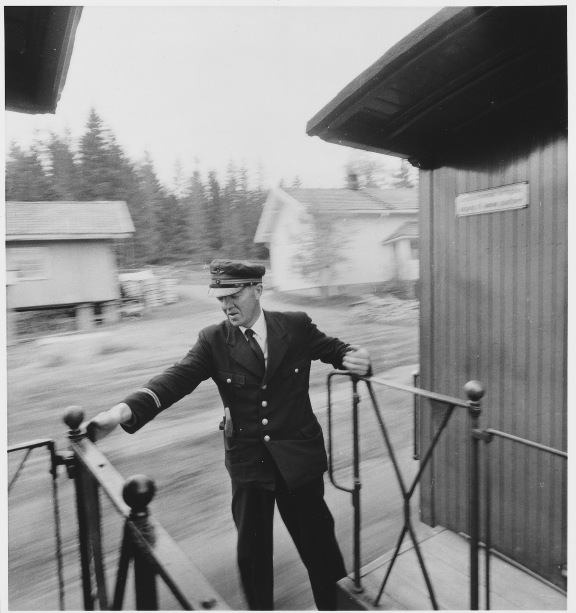 Overkonduktør Håkon Kjeldsrud går fra vogn CFo5 til BCo3 under fart i tog 2051 til Skulerud.