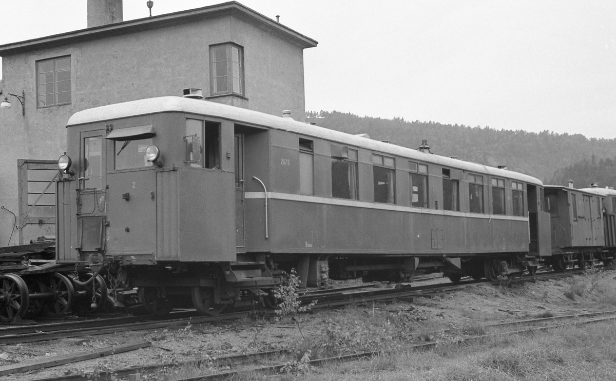 Setesdalsbanens bensindrevne motorvogn Bmbo 2675 hensatt utenfor lokomotivstallen på Grovane. Vognen har en personvognboggi i ende 2.