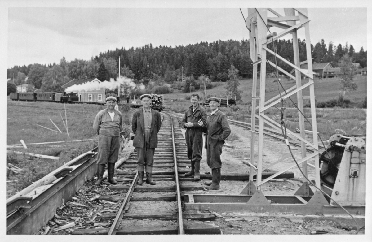 Tømmerfløtere ved losseanlegget for tømmer på Skulerud brygge.
