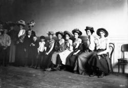 Kvinner og barn i kø for å bli vaksinert i Folkets Hus, .190