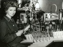 Lyspæreproduksjon ved Luma fabrikker,.Lissy Fredriksen ved i