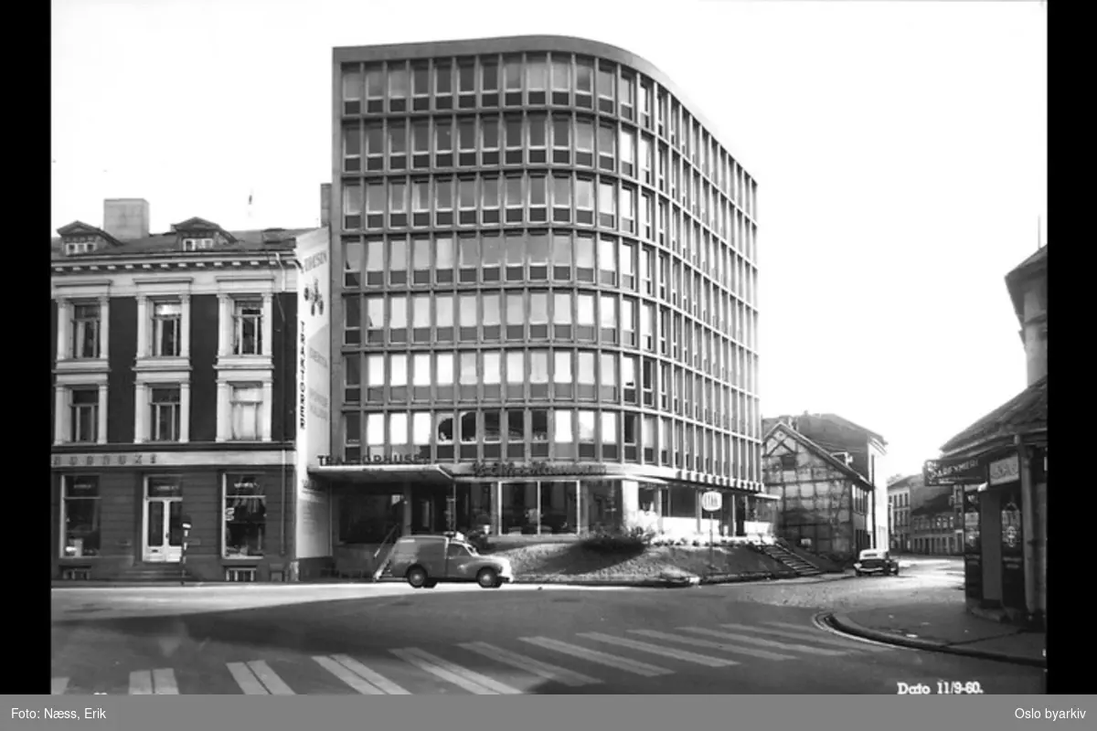 Nytt forretningsbygg, "Traktorhuset", fra 1954 på Vaterland, Karl den XIIs gate i bakgrunnen. Den eldre bebyggelsen ble sanert på 1960-tallet under utbyggingen av t-banen.
