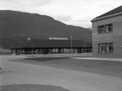 Nesset Sparebank til høyre med butikksenteret.