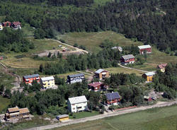 Moldelivegen i forgrunnen, Lynghuset, rødt, foran, bak ligge