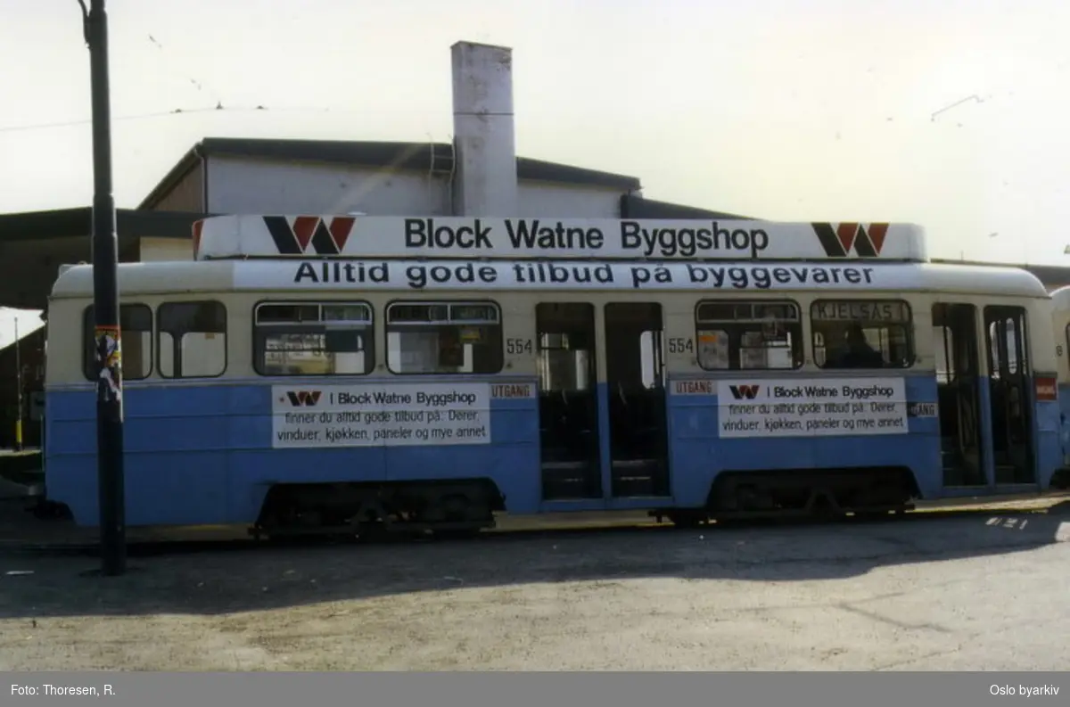 Kjelsåstrikken, med reklame for Block-Watne, tilhengervogn 554.