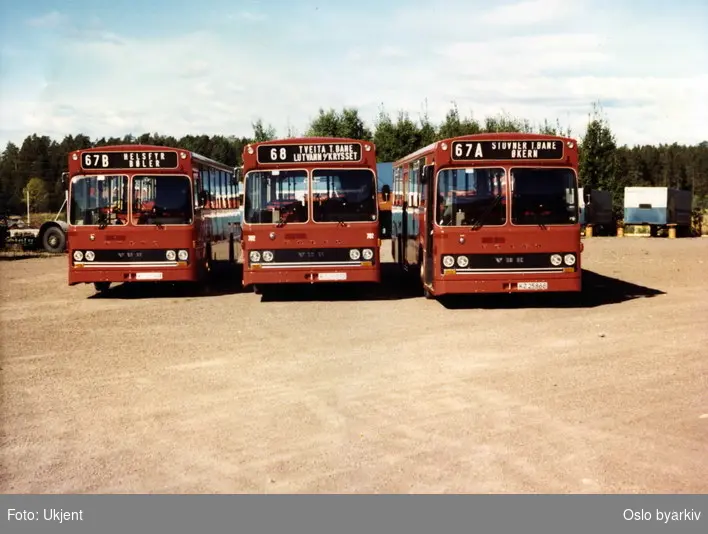 Oslo Sporveier. Man Volvo bussmodeller fra siste halvdel av 1970-årene. Tre ulike linjer parkert ved siden av hverandre: 67b Helsfyr-Bøler, 68 Tveita-Lutvann og 67A Stovner-Økern.