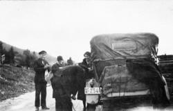 Biltur, Paul Akselvoll i sin første bil,på tur til Oslo..Med