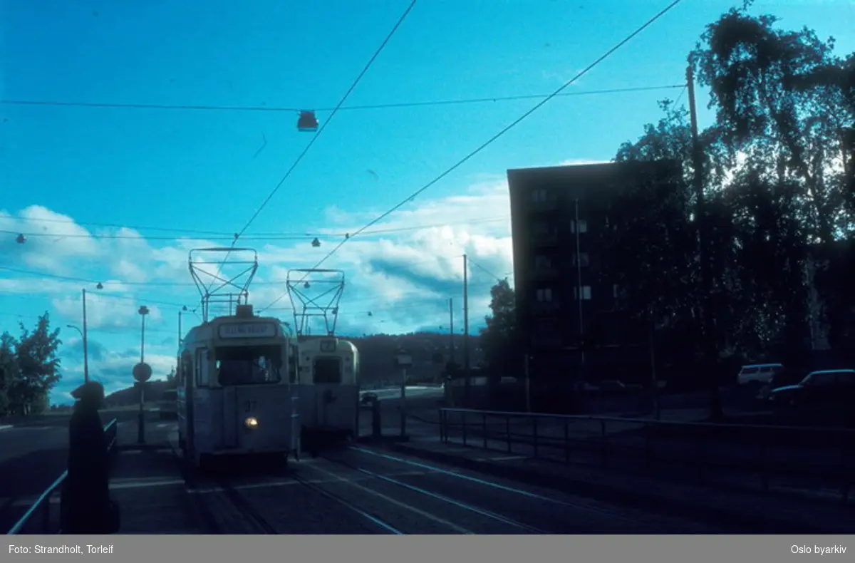 Oslo Sporveier. Trikk motorvogn 35 type MO kalt "kylling" og vogn 37 linje 7 ved Sinsenterrassen. 1970-82 ble de tidlige morgenavgangene i linje 1 og 7 regelmessig kjørt med MO.
