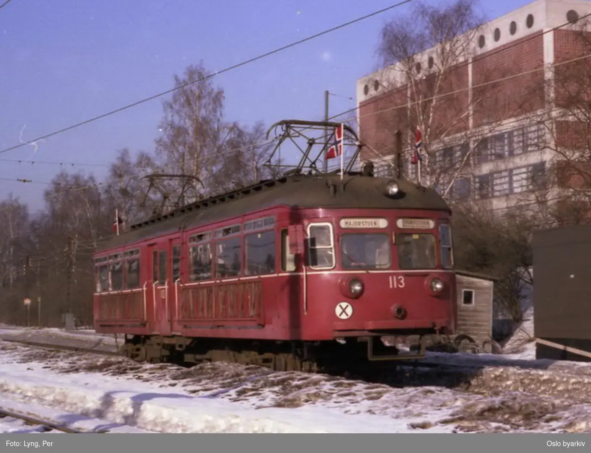 Holmenkollbanens røde motorvogn 113 type (fra) 1939 passerer Chateau Neuf.