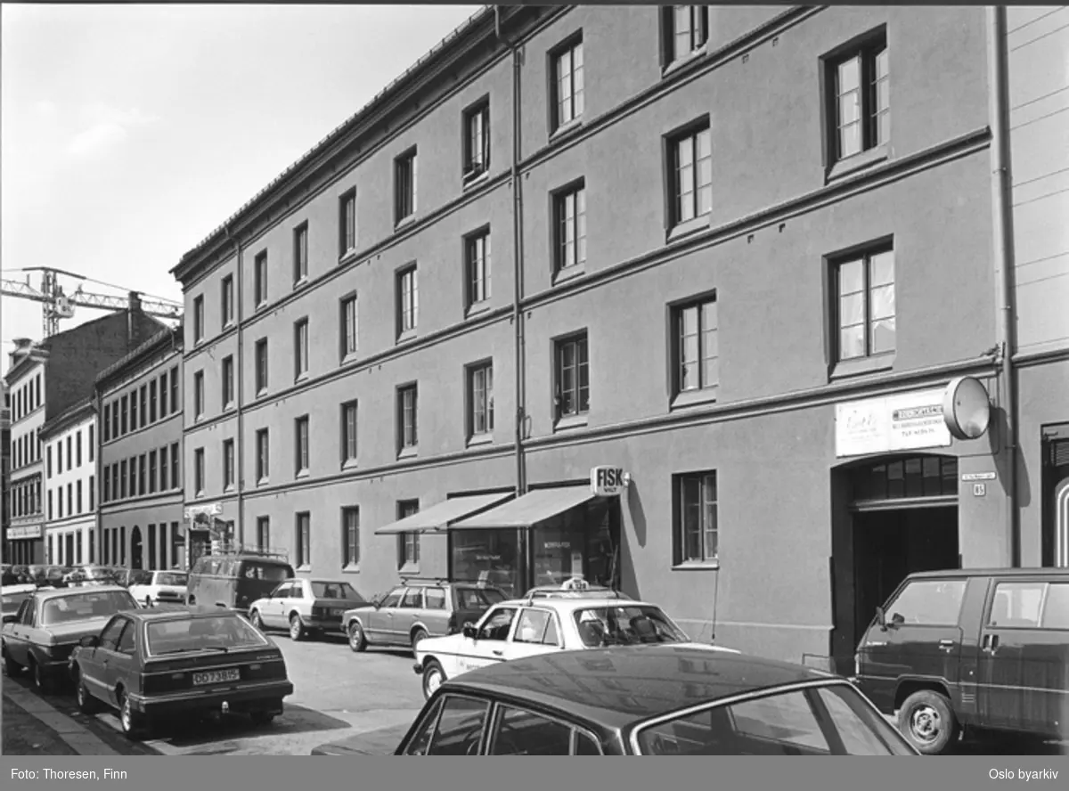 Rehabiliterte bygårder. Opp-pussede fasader i puss, Thorvald Meyers gate 85 L (hjørnegård) og Leirfallsgata 10 (bortenfor). NORFRA-FISK, fisk og viltbutikk.