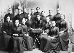 Dette er et kullbilde fra jordmorskolen i Bergen. Mathea Pet