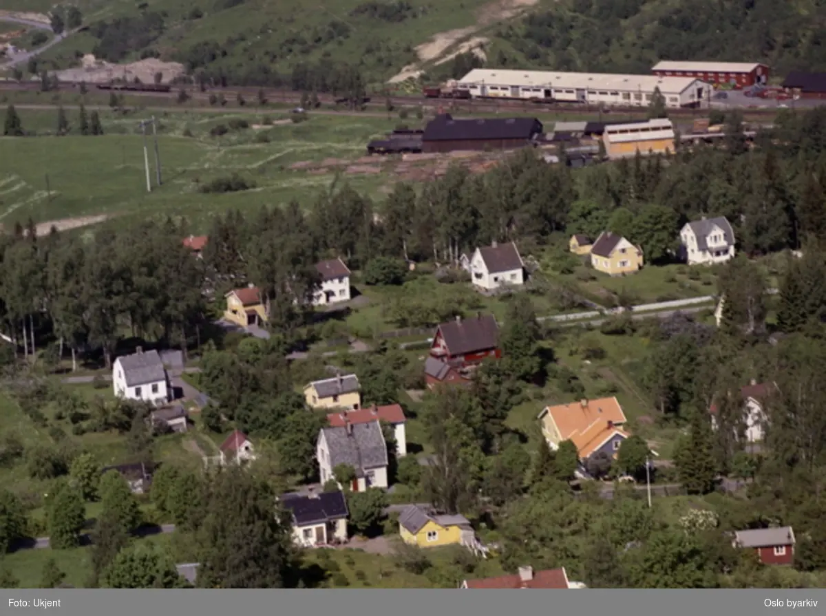 Lerkeveien. I bakgrunnen Micheletveien og Brubakkveien.  Hovedbanen (jernbane). (Flyfoto)