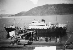 M/S Aure ved kai på Eidsøra. Båten gjekk frå Sunndalsøra til