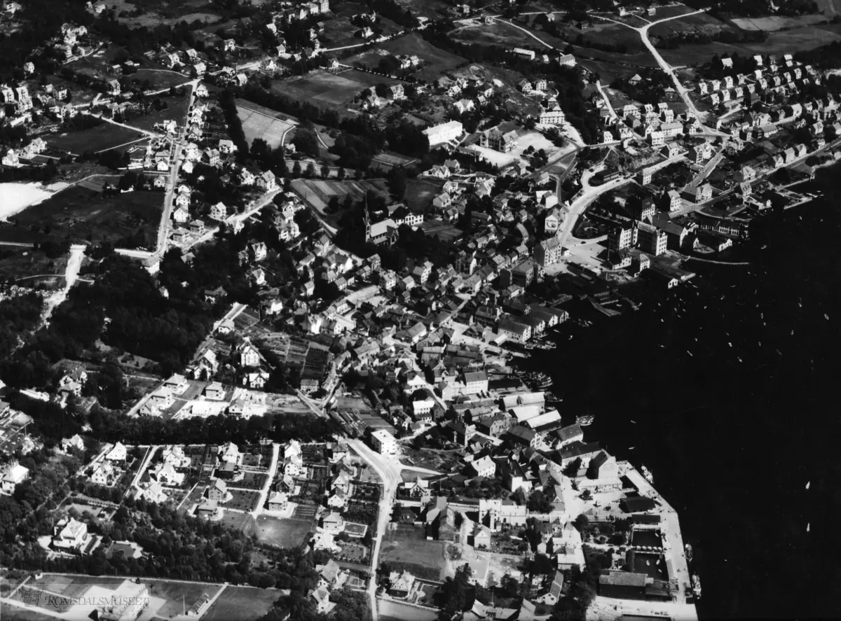 Flyfoto av Molde sentrum.