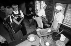 Olsok på Romsdalsmuseet i 1980..Kinning av smør på gammalt v