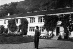 Harald Gimnes (1869-1962) eier av Aak..Den store hvite bygni