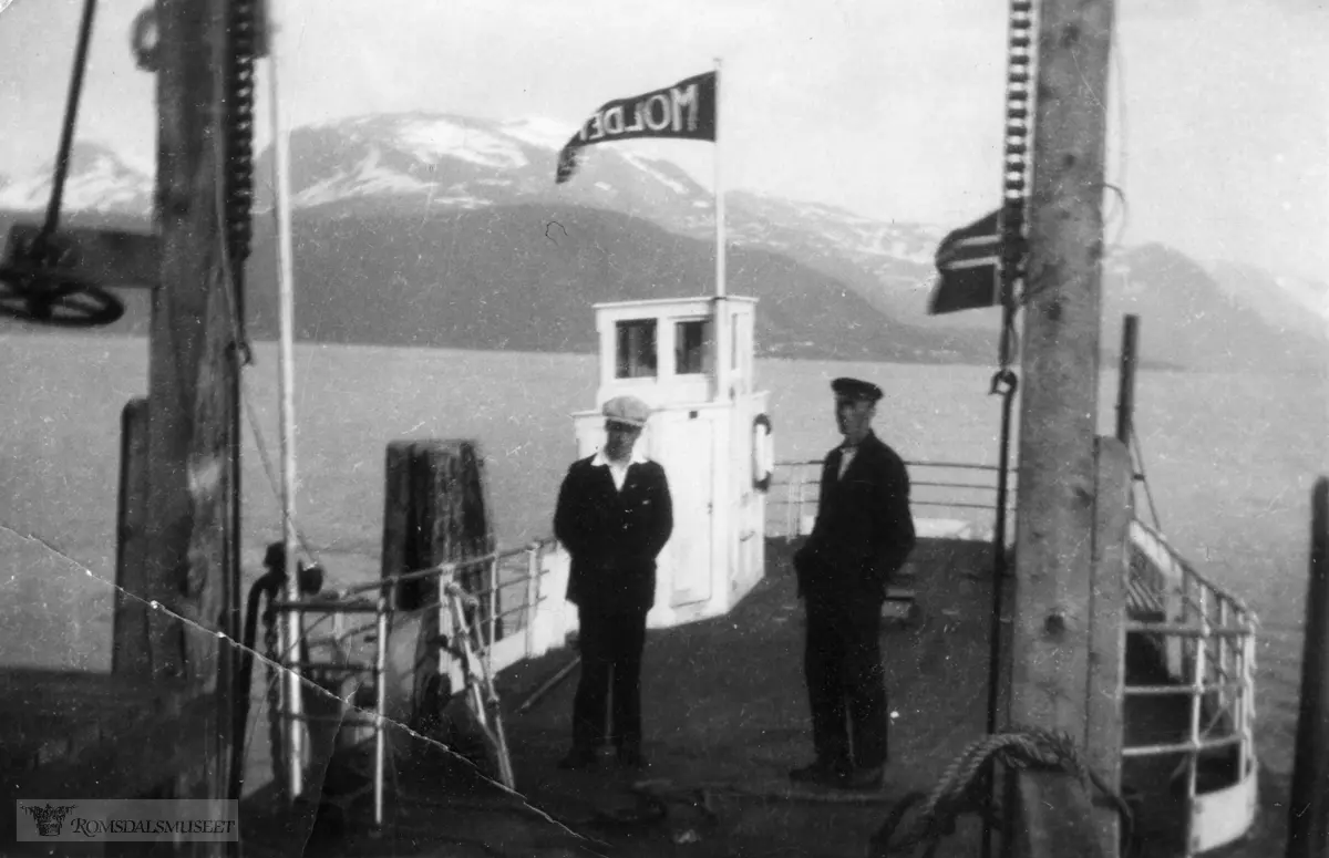 Første bilferga mellom Åfarnes og Sølsnes i 1935, ombord i B/F Moldefergen. Fergen ble bygd hos J.R.Aas båtbyggeri på Vestnes i 1931 og satt i trafikk på Langfjorden i 1931.