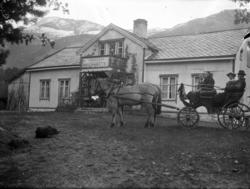 Olaf Beyer og kona Oluffa på gardstunet. ....Humle ved innga