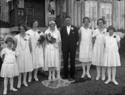 Brudeparet Astrid og Lars K Ulleland med brudepiker.