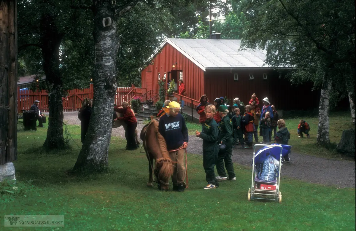 Olsok på Romsdalsmuseet i 1996. .Aktører fra Vistdal bondekvinnelag..Gildehallen i bakgrunnen.