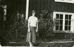 Magda Ulvund foran drengstua på Nøisomhed..Magda var forlove