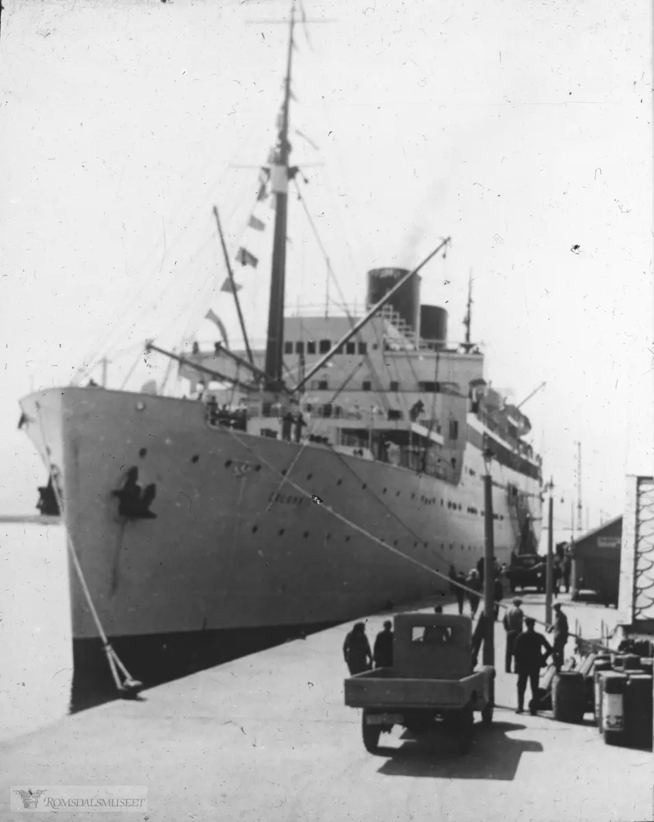 Turistbåten er SS Colombie, bygget i 1931 for Compagnie Générale Transatlantique. Bildet er tatt før 2. verdenskrig.